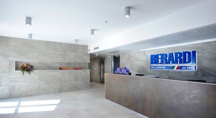 La nuova sede di Berardi Bullonerie consiste in un centro direzionale dotato di 1500 mq di uffici affiancati da un magazzino di circa 10000 mq.